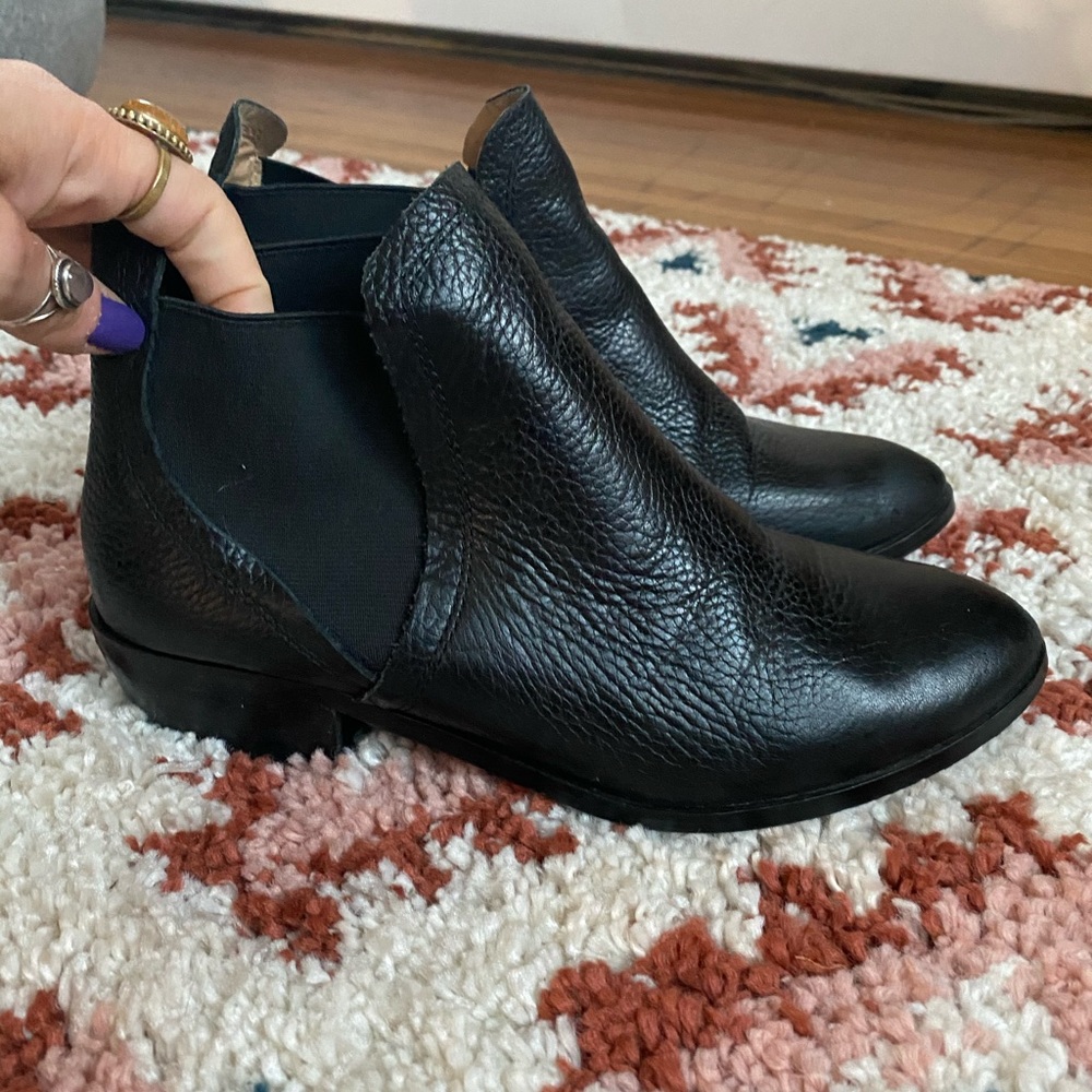 Splendid barely worn leather Chelsea boots